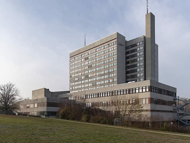 Ein hohes ist von der Wiese aus fotografiert worden.