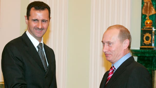 Putin und Assad schütteln sich die Hände.