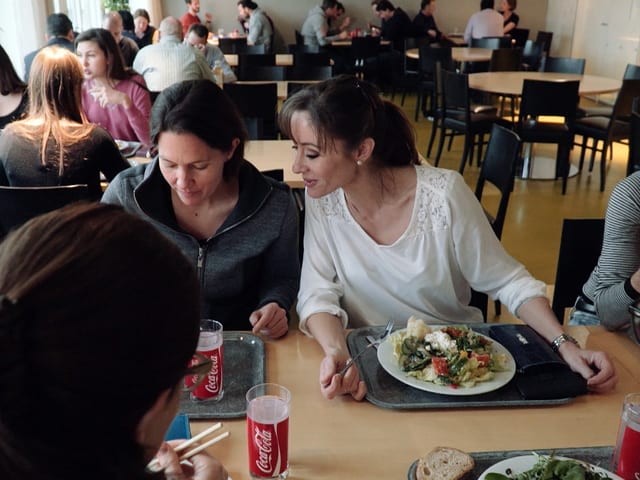 Corinne Waldmeier schaut auf den Teller von Sarah Allemann