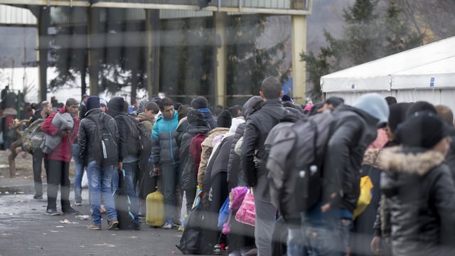 Flüchtlinge warten in einem Sammelzentrum an der Österreichisch-Slowenischen Grenze.