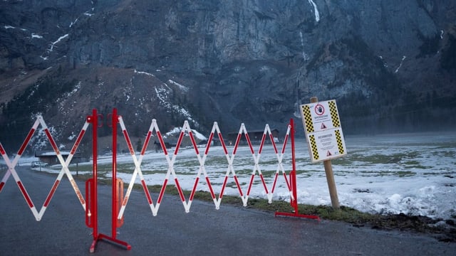 Absperrung auf der Strasse am Dorfrand von Kandersteg im Berner Oberland.