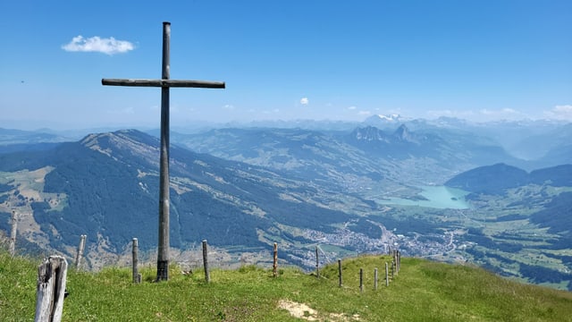 Blick von der sonnigen Rigi Richtung Mythen am 11. Juli