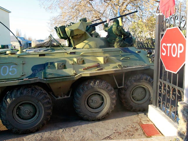 Panzerfahrzeug durchbricht Tor