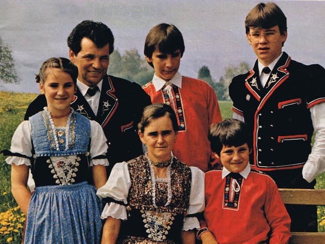 Gruppenbild mit einer sechsköpfigen Trachtenfamilie.