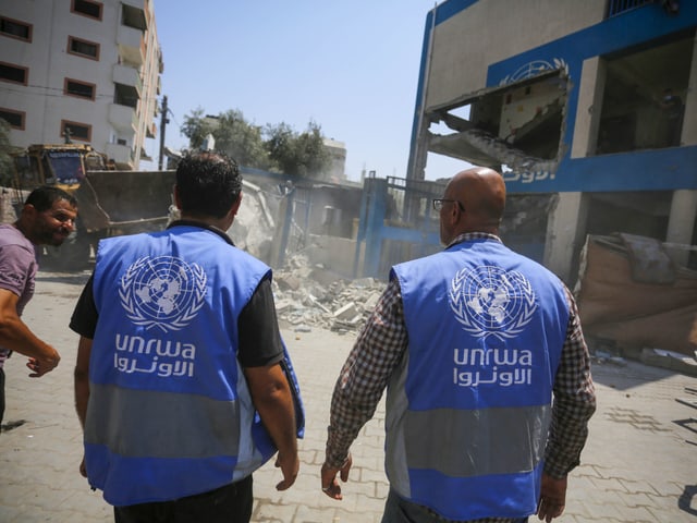 UNRWA-Mitarbeitende nach einem israelischen Luftangriff im Gazastreifen, Juli 2024.