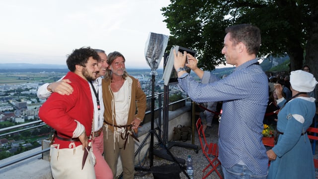 Adrian Küpfer macht ein Foto von Noël Emmenegger, Dani Fohrler und Ralph Wicki.