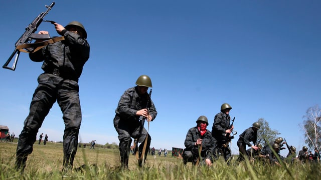 Ukrainische Soldaten auf einem Feld