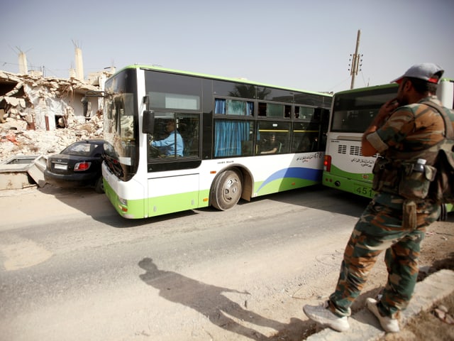 Bus vor Ruinen