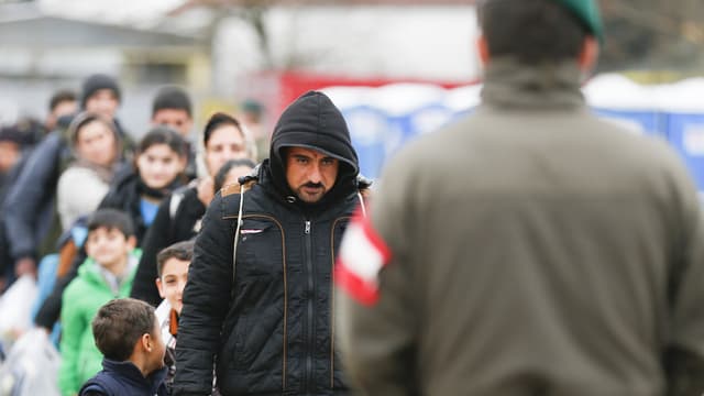 Flüchtlinge vor Zöllner