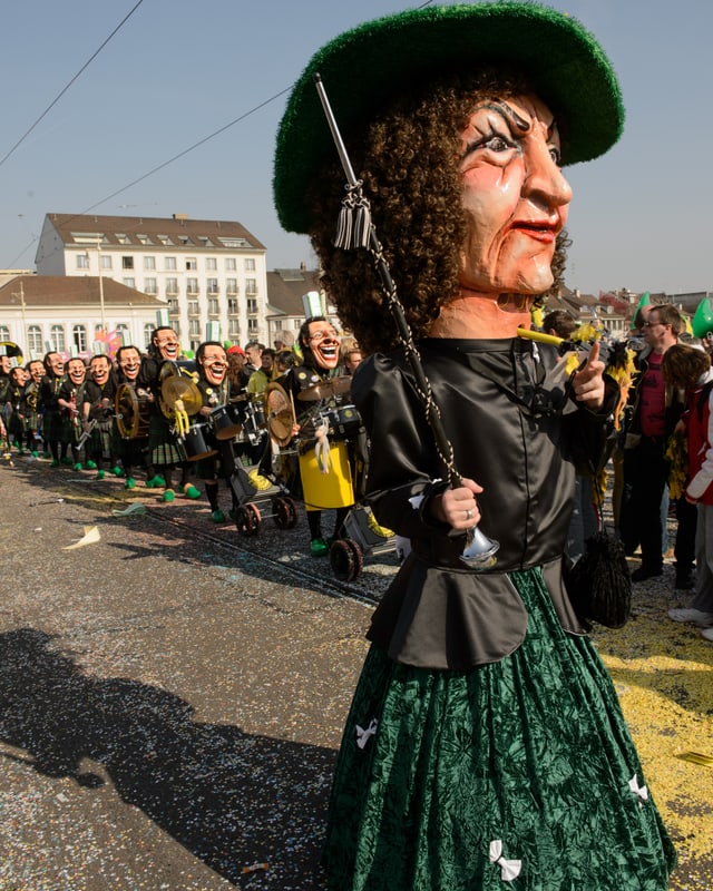 Weiblicher Tambourmajor mit grünem Kleid.