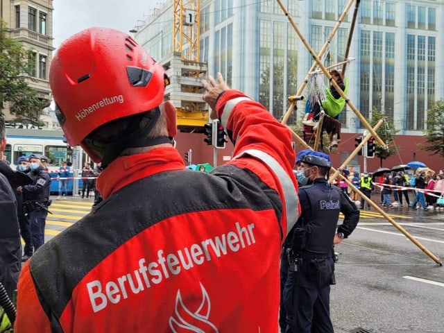 Zu sehen ein Feuerwehrmann in Zürich.