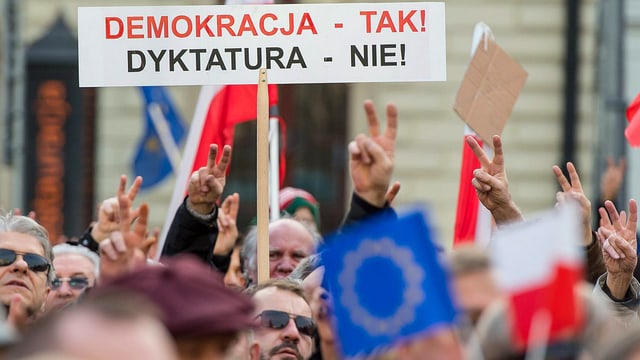 Demonstranten mit Schild