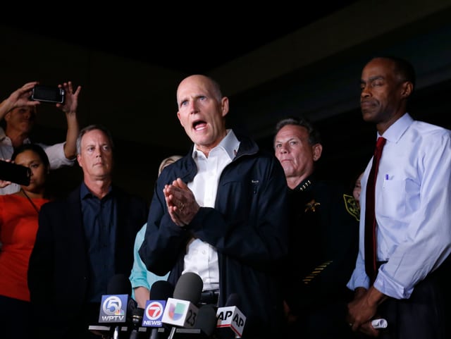 Floridas Gouverneur Rick Scott spricht vor den Medien