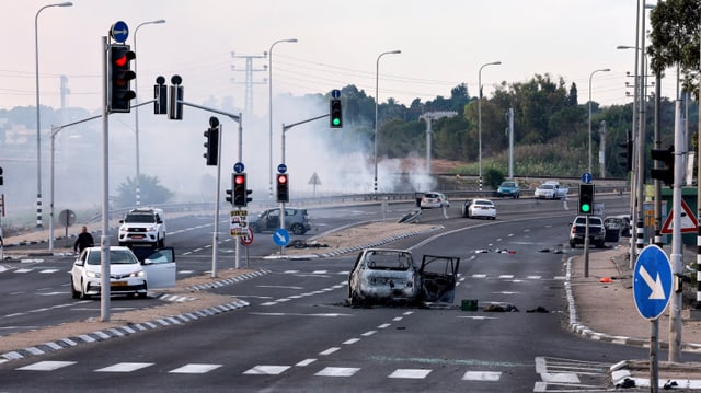 Verlassene Autos auf einer Strasse.