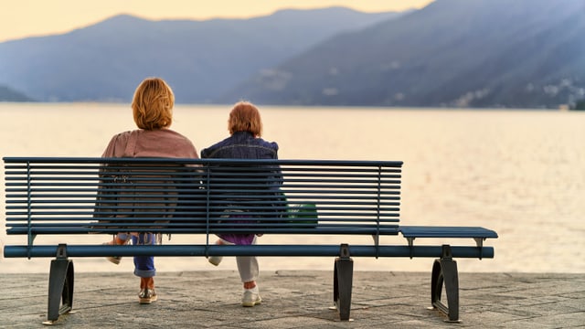 Seniorin, die eine Strasse überquert