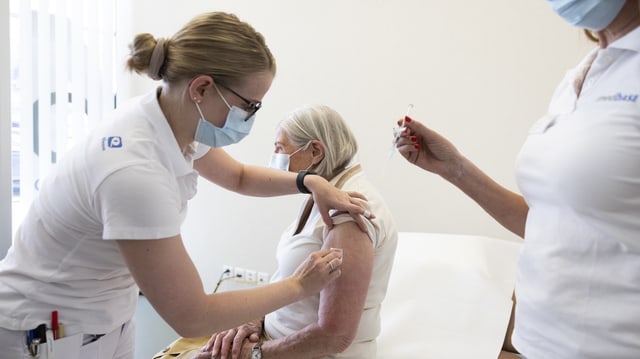 Die Frauen tragen alle weiss und eine Maske auf dem Gesicht.