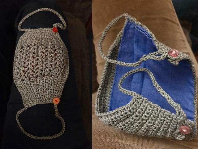 Ein gestrickter Mundschutz, dahinter ist eine Lage Baumwollstoff vernäht.