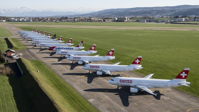 Flugzeuge am Flughafen.