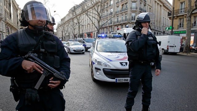 Polizisten in Paris mit Maschinengewehren