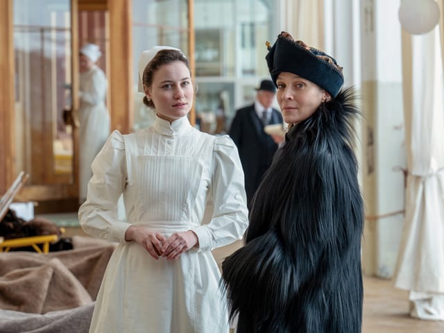 Johanna Gabathuler (Dominique Devenport) und Gräfin Ilse Von Hausner (Jeanette Hain).