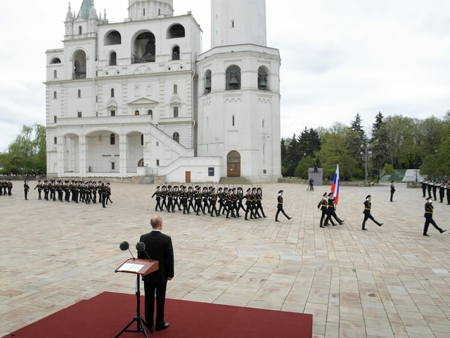 Vladimir Putin beobachtet die Ehrengarde auf dem Roten Platz.