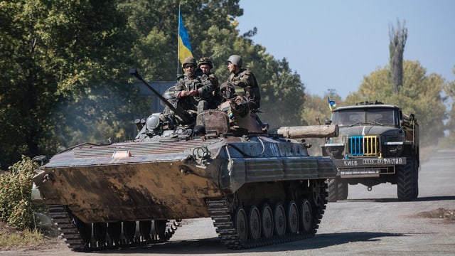 Ukrainische Soldaten auf einem Panzer