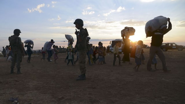 Türkische Soldaten stehen im Grenzgebiet zu Syrien