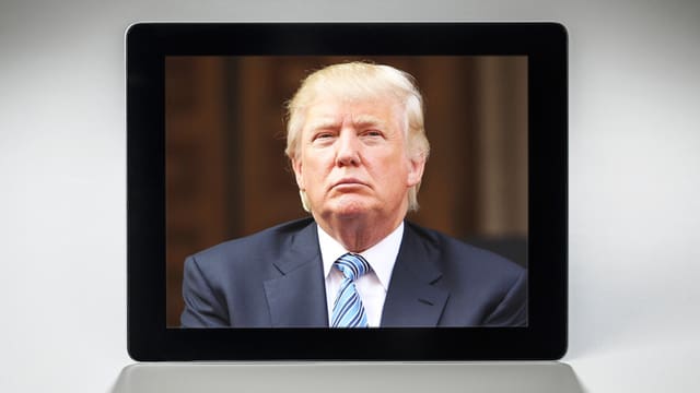 Auf einem Tablet ist ein Foto von Donald Trump zu sehen.