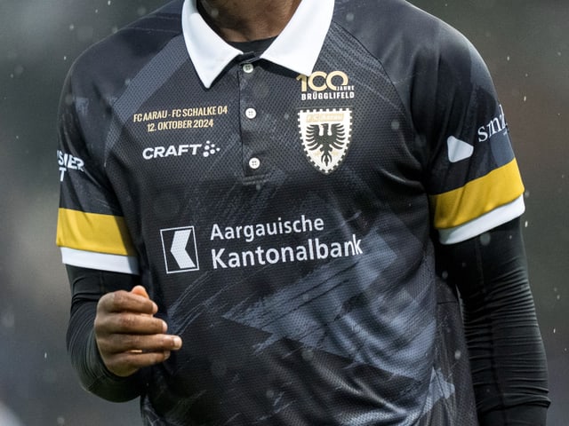 Fussballspieler im schwarzen Trikot des FC Aarau.