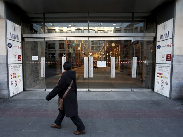 Frau vor geschossenem Shoppin Center