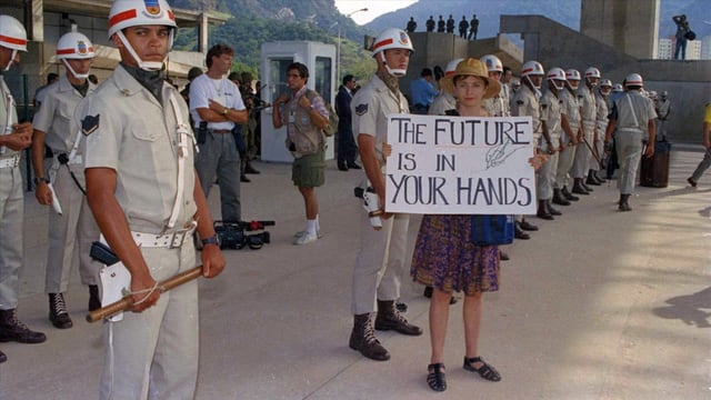 Demonstrantin am Umweltgipfel 1992