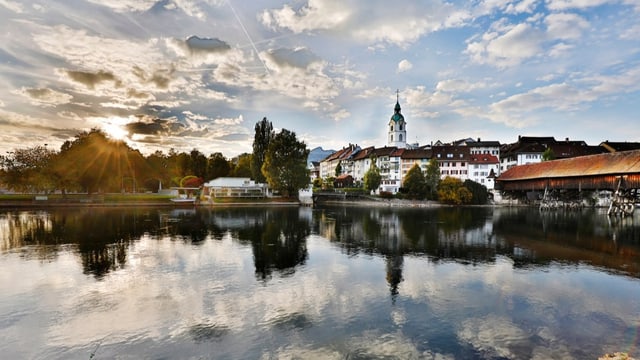 Blick auf die Oltner Altstadt vom Aareufer aus.