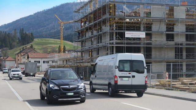 Autos auf einer Hauptstrasse.