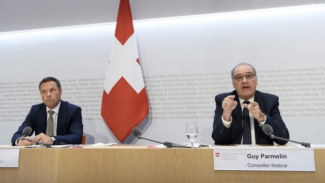 Bundesrat Guy Parmelin und Simon Plüss (Seco) an der Medienkonferenz