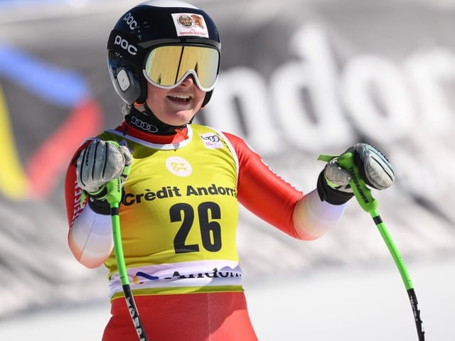 Stefanie Grob mit aufgesetztem Helm und einem Lächeln im Ziel.