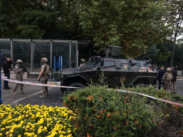 Mitglieder der türkischen Polizei-Spezialeinheiten sichern einen Bereich nach einer Explosion in Ankara.