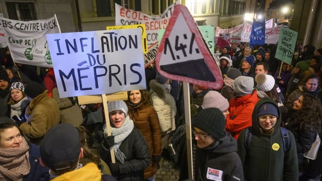 Personen mit Plakaten auf der Strasse.