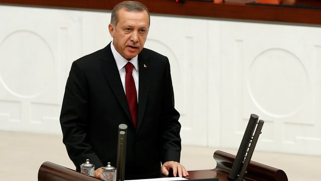 Erdogan steht an einem Rednerpult.