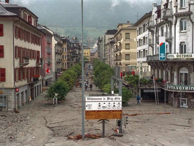 Eine Hauptstrasse mit Dreck und Geröll zugedeckt. 