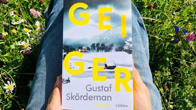 Das Buch «Geiger» von Gustaf Skördeman liegt auf Annette Königs Knien