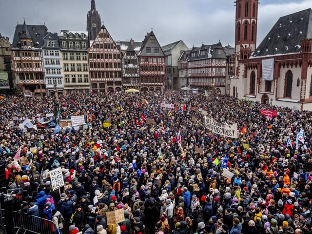 Platz mit vielen Menschen