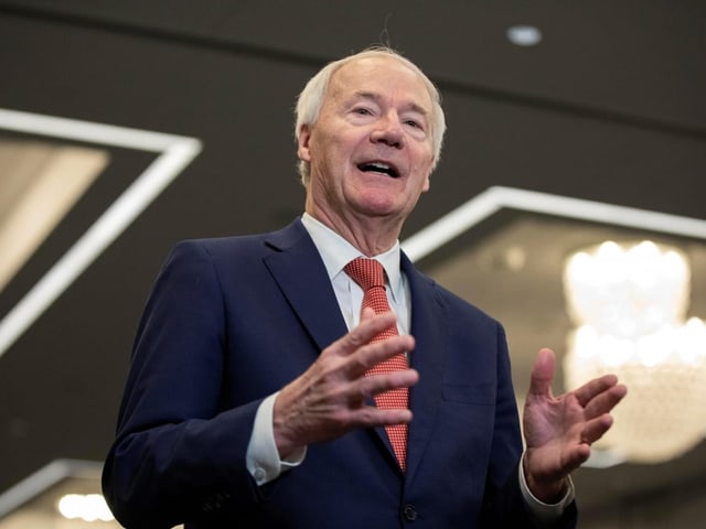 Asa Hutchinson spricht an einer Veranstaltung in Iowa.