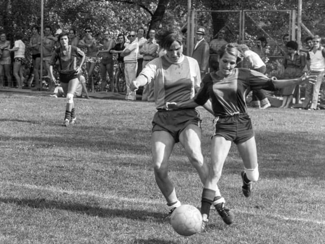 Madeleine Boll im Zweikampf mit Spielerin Trudy Moser.