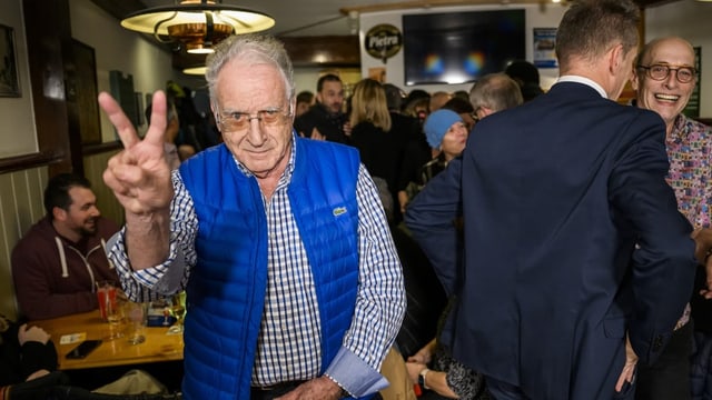 François Lachat in Siegerpose im Hotel du Boeuf in Delémont am Abend der Wahl von Elisabeth Baume-Schneider.