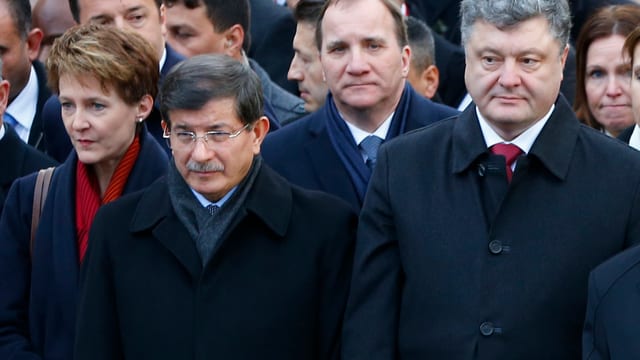 Sommaruga, Davutoglu und Poroschenko in vorderster Reihe nebeneinander am Trauerzug in Paris.