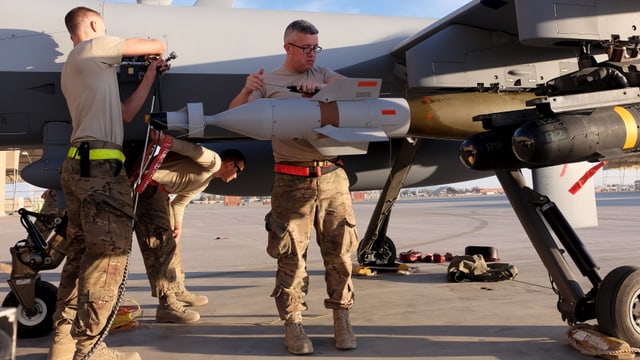 Männer sichern die Waffen einer Drohne