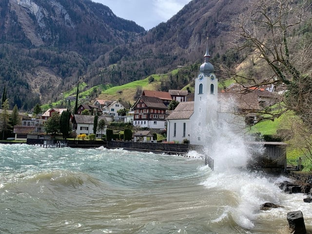 Eine Welle am Ufer