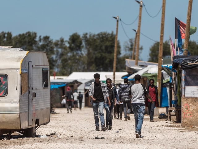 Junge Afrikaner in der Zeltstadt in Calais.