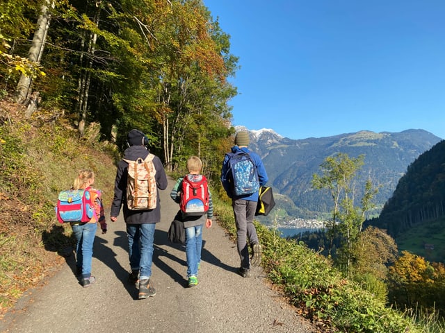 Carmen, Gabriel, Marco und David laufen nach Hause.