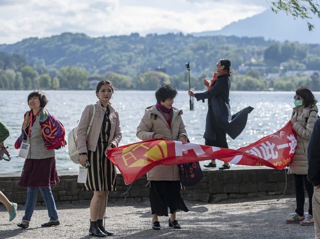 Einzelne Touristinnen am See.